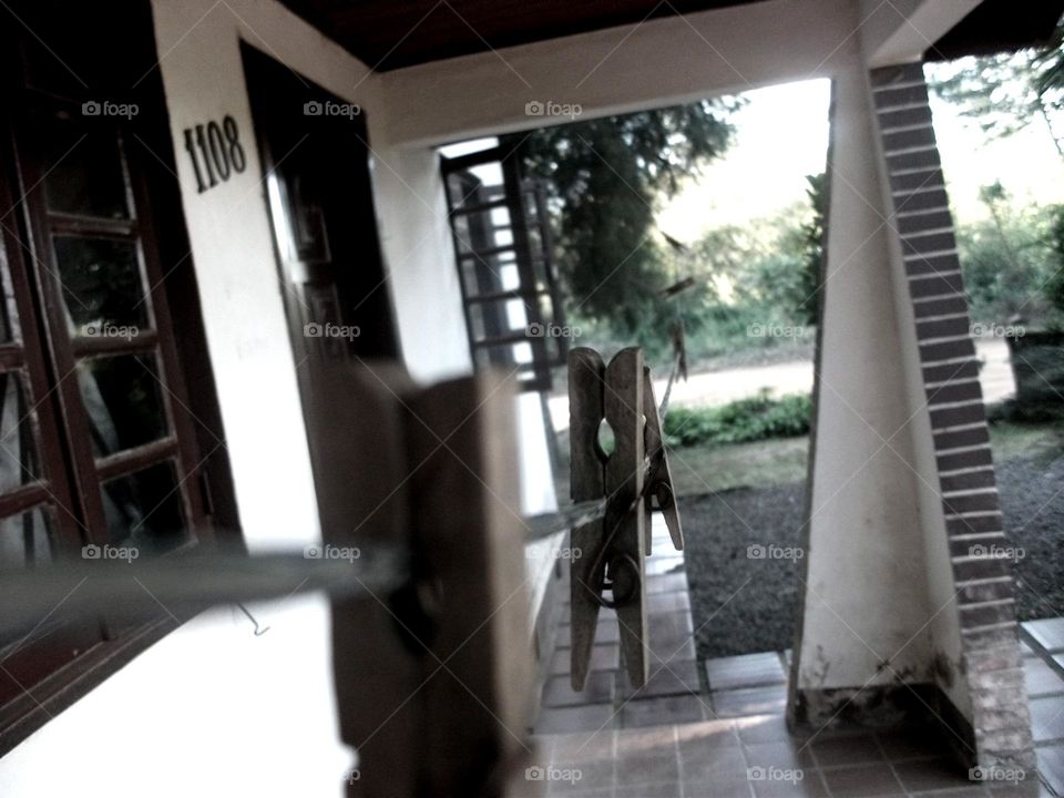 A simplicidade de grampos de roupas pendurados pela aleatoriedade do dia a dia. Natural e genuíno.