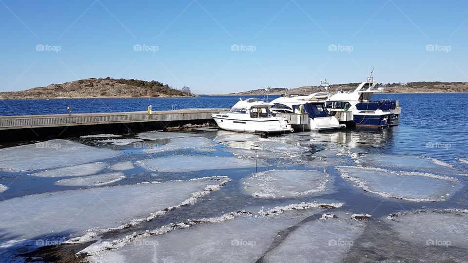 Boats and ice floes in small marina by the sea , Sweden -  båtar och isflak i liten hamn på västkusten Sverige 