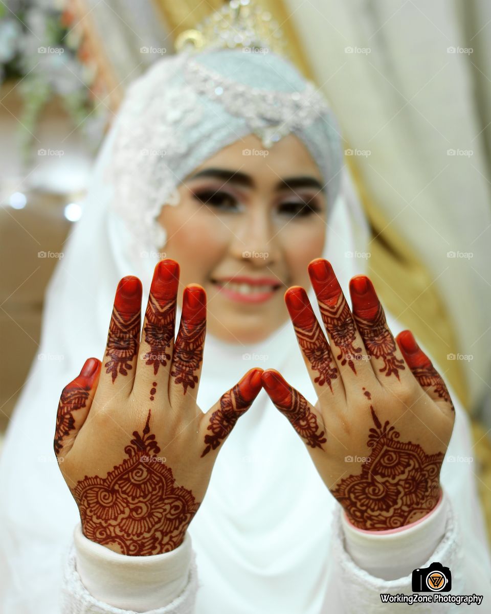 wedding minang kabau

MENU

Lifestyle Beauty
R
KOMPAS.com -- Hena yang berasal dari bahasa Arab yaitu Hinna memiliki arti dedaunan yang dapat meninggalkan warna merah di kulit . Orang Indonesia biasa menyebutnya dengan istilah Innai.
Budaya mewarnai jemari pengantin dengan hena, ternyata tak hanya ada di India. Dalam balutan baju pengantin, seringkali kita jumpai hena turut mempercantik tampilan sang mempelai wanita.
Masyarakat Indonesia juga memiliki adat yang melibatkan penggunaan hena pada upacara pernikahannya.
1. Malam Bainai
Dalam bahasa Minangkabau, istilah Bainai berarti melekatkan tumbukan halus daun pacar merah dan dipulaskan ke kuku-kuku jari calon pengantin wanita.
Tumbukan halus daun inai didiamkan semalam dan akan meninggalkan warna merah yang cemerlang pada kuku.
Dalam adat Minang, mengawinkan seorang anak gadis untuk pertama kalinya dianggap begitu sakral. Semua keluarga dan tetangga ingin menunjukkan partisipasi dan rasa perhatian pada keluarga yang sedang mengadakan acara adat.
Acara malam bainai dilangsungkan malam hari di mana semua tetangga dan kerabat berkumpul untuk saling bersilaturahmi sebelum menggelar pesta pernikahankeesokan harinya.