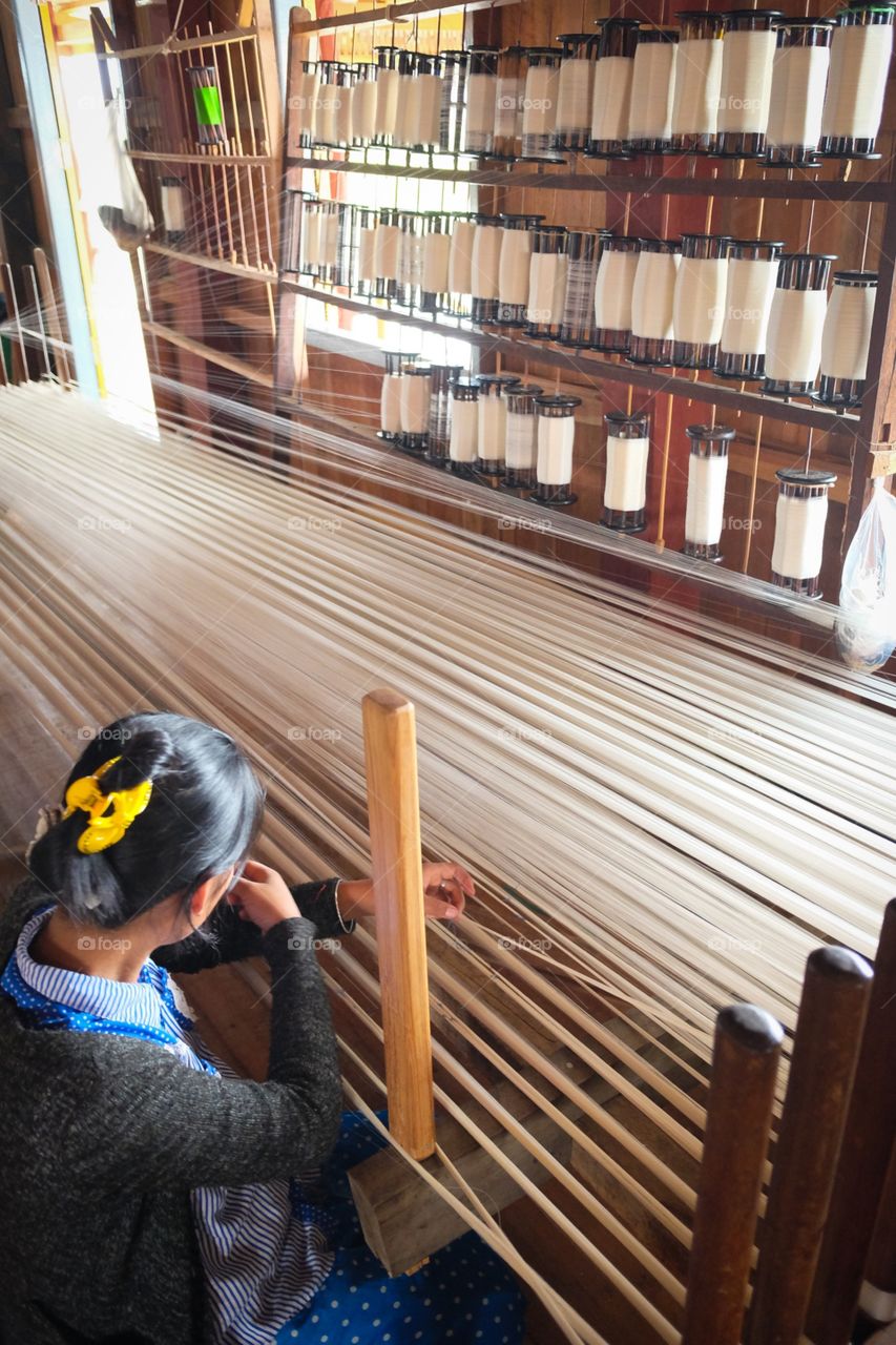 Preparing silk thread for weaving