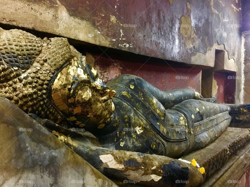 In the hidden temple you can find this sleeping buddha cover with golden flakes that ppl offered.