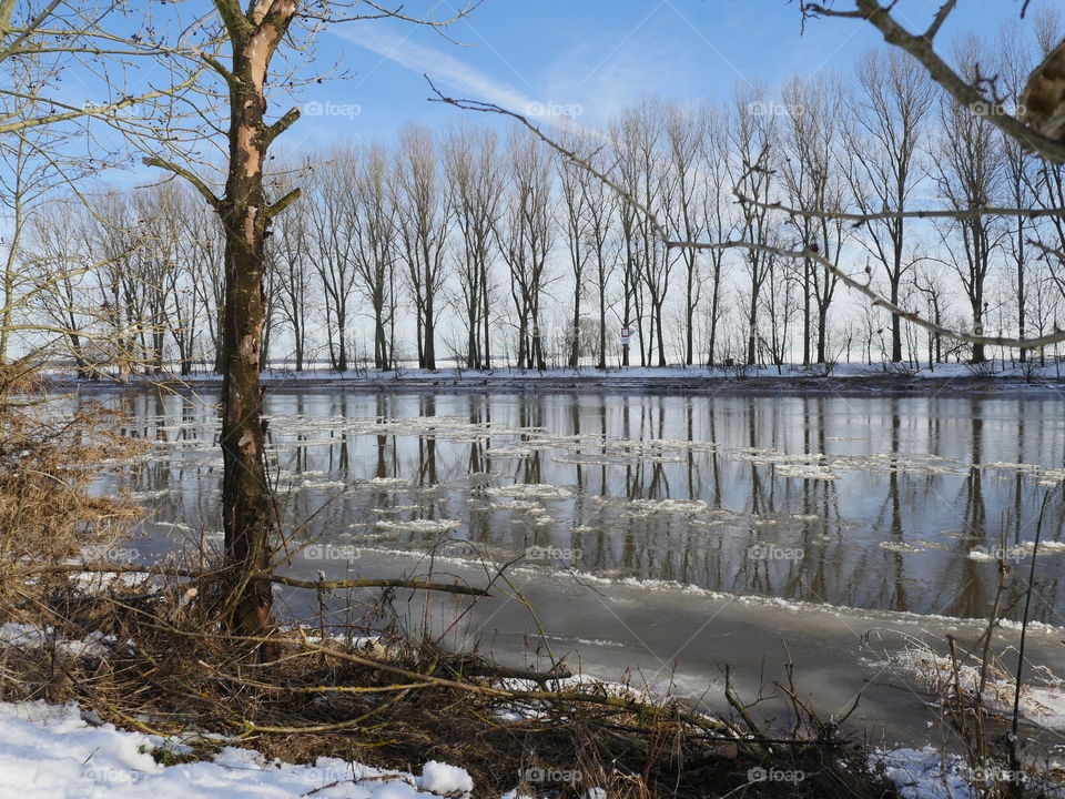 Ice floes on the river 'Weser' in Germany