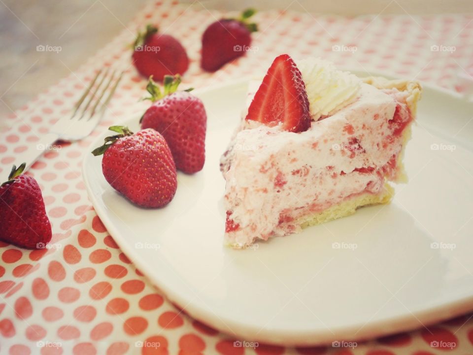 A delicious cake made with strawberries.