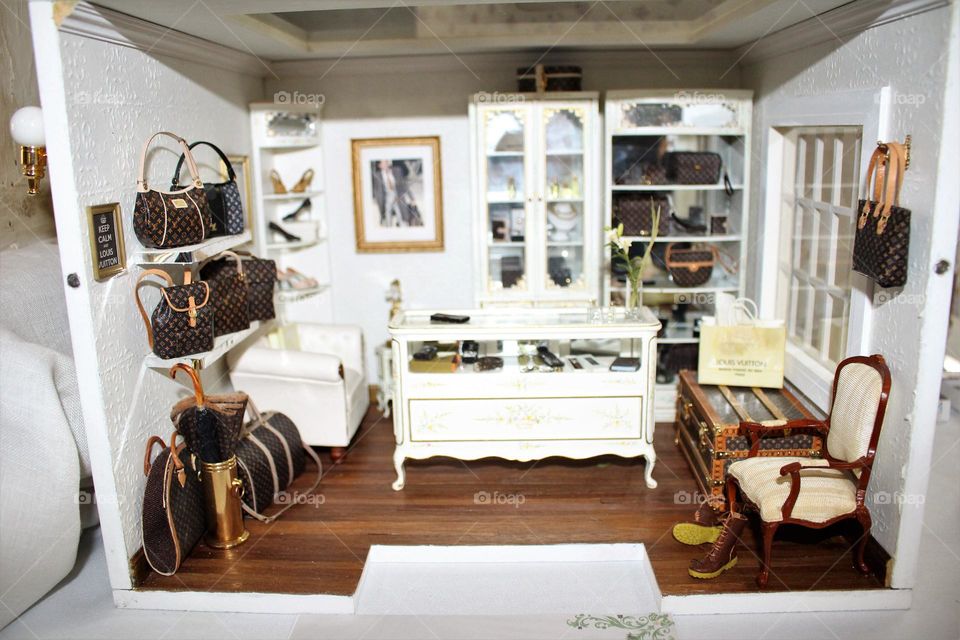 casa miniatura local de Louis Vuitton con carteras bolsos mubles de época detalles zapatos botas
