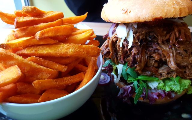 Burger mit Pommes