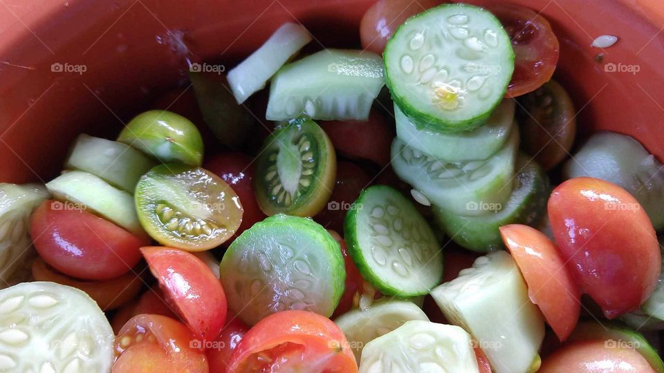 Legumes especiais, deliciosos maxixes e tomatinhos.