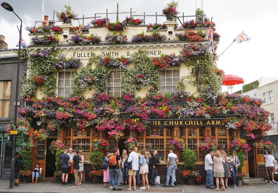 London pub laden with flowers 🌸