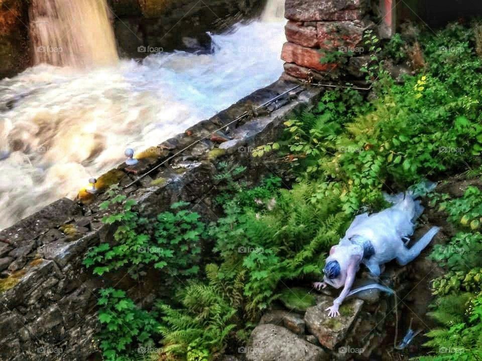 Performance art at the mill stream