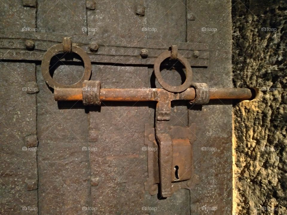 Cerradura antigua en puerta de madera
