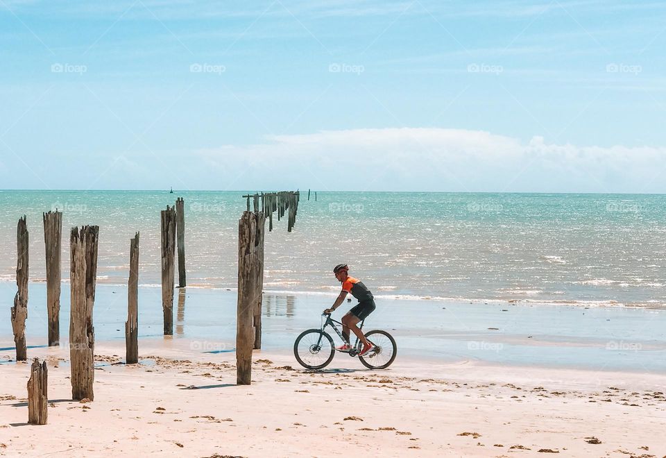 Andar de bike na praia é incrível e muito relaxante.