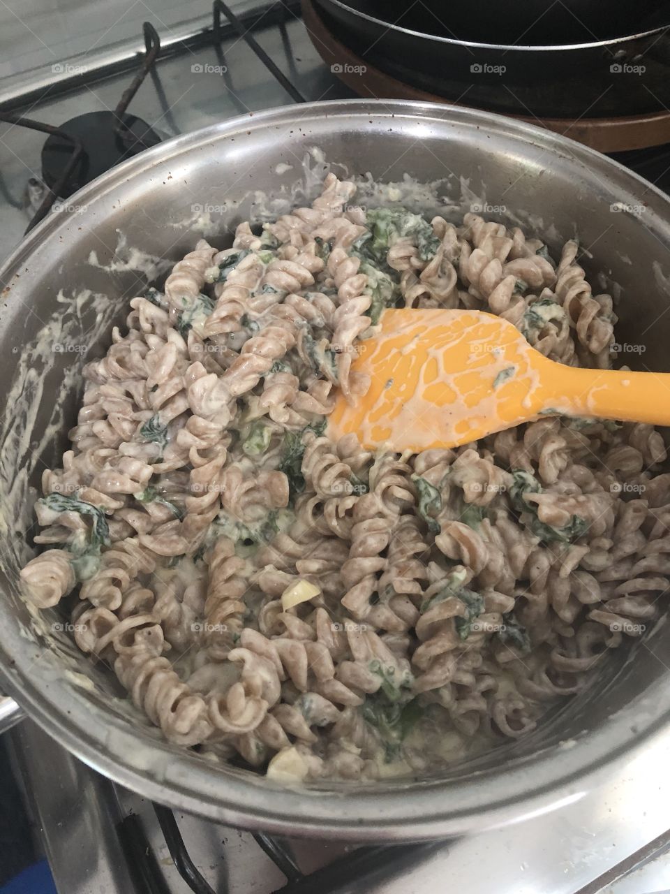 Macarrão com espinafre e gorgonzola - Receita - macarrão integral - espinafre - molho branco - gorgonzola - alho - cebola - azeite - noz moscada - sal a gosto. 