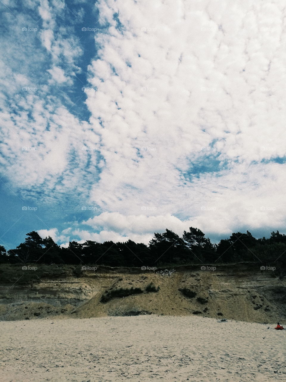 nature by the sea, beautiful sky, clouds, beach in the summertime