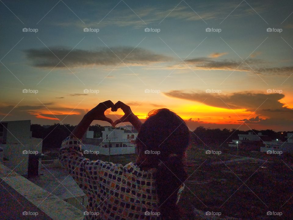 Self timer shots are sometimes the best ones.😍 Spotted this magical evening outside my room.📸🤩