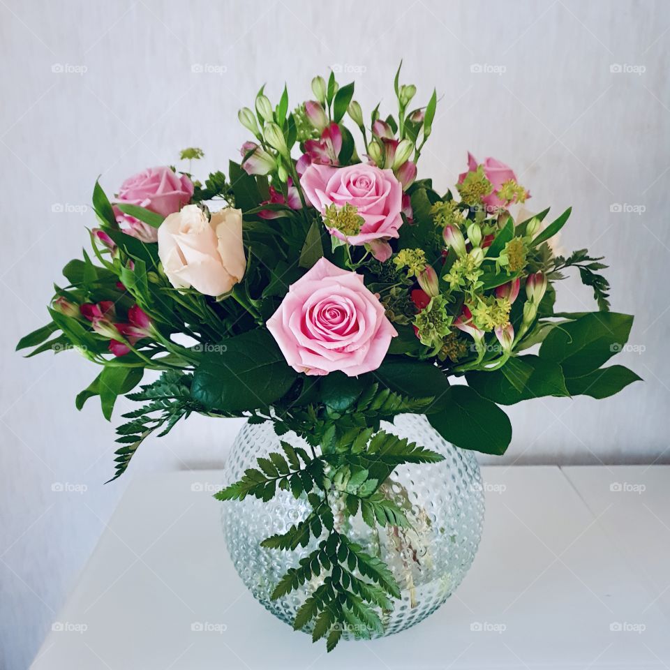 Rose bouquet in round bubble bubbly vase , rosor bukett rund bubblig vas 