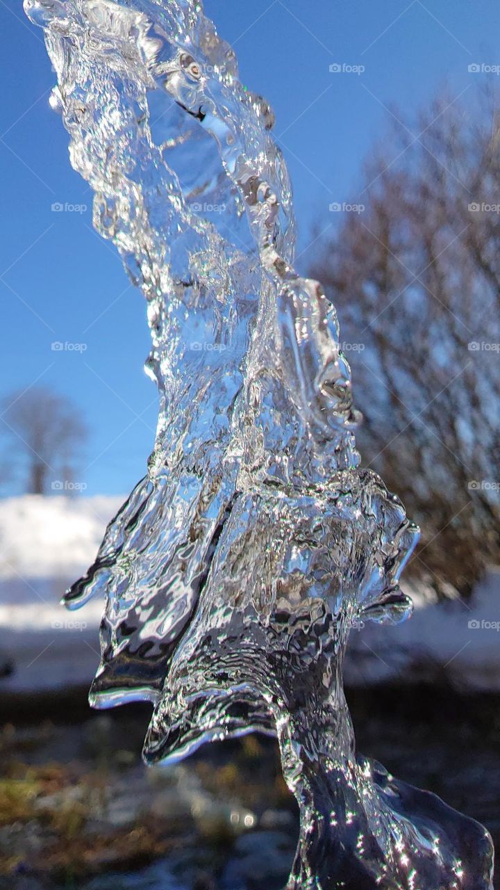 The jet of water from a natural spring💧