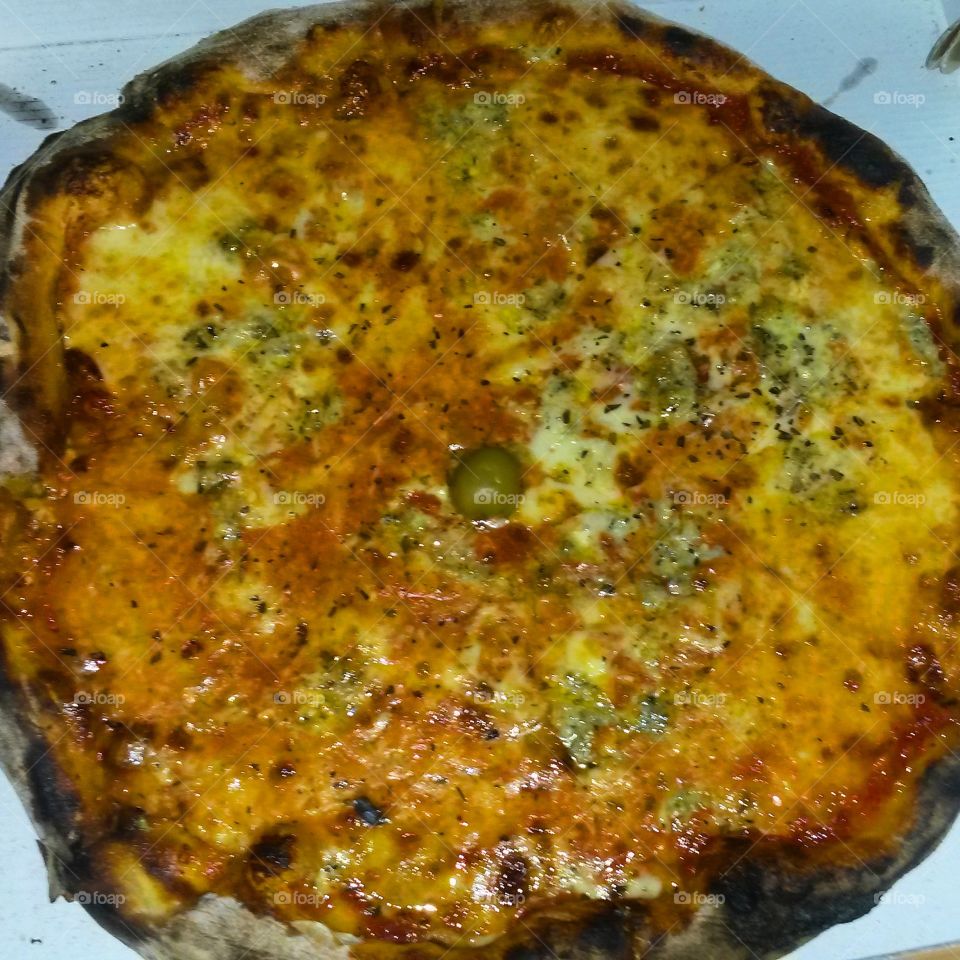 Quatro formaggi (4 types of cheese pizza)