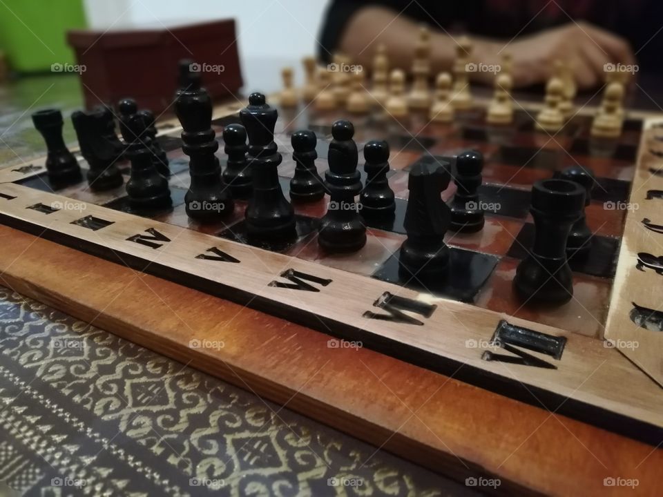 Primer juego en el Ajedrez hecho por mí hermano casi artesanalmente.