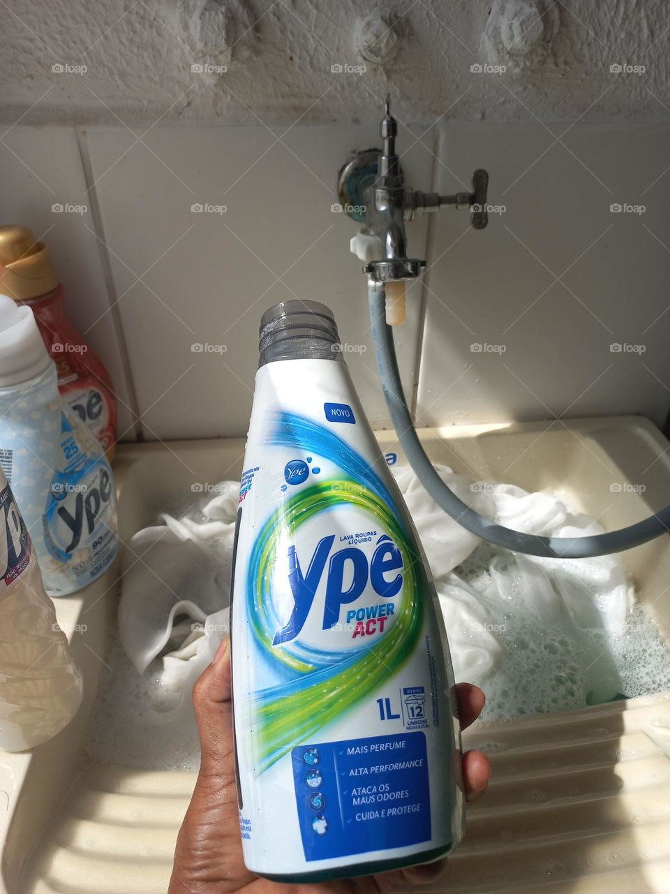 Este é o Lava Roupas Líquido Ypê POWER ACT, alta performance, mais perfume. Cuida e protege: roupas limpas, cheiros , macias e gostosas de usar