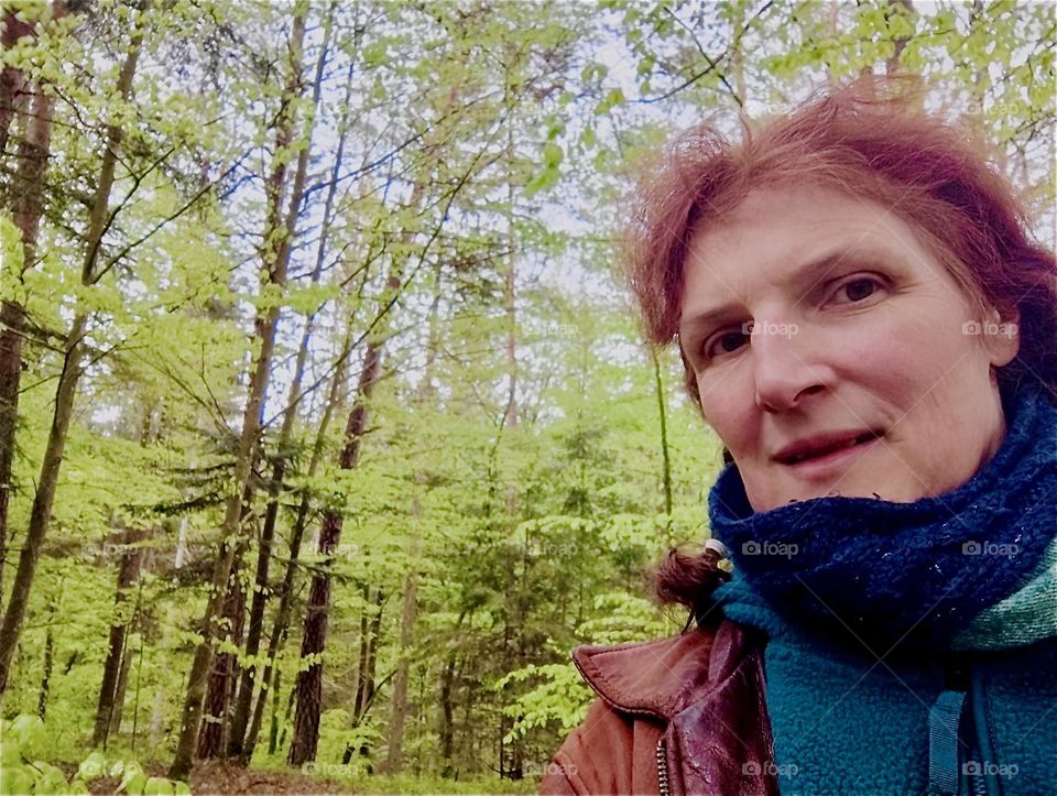 This lady is enjoying her trip to the “Bayerischer Wald”, the “Bavarian Forest” near the town of “Eging” and the “Eging Lake”, the “Eginger See”. Even the slightly rainy weather didn’t get in the way of her enthusiasm. 2024. Hypnotic Productions