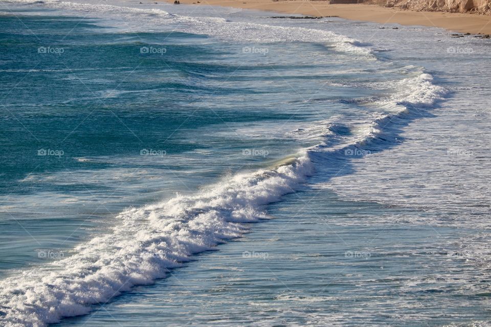 Waves crashing roaring to shore on remote South Australian beach off the Great Australian Bight, Eyre Peninsula, turquoise wild ocean and sandy beach, background, travel and tourism, Australian nature sea