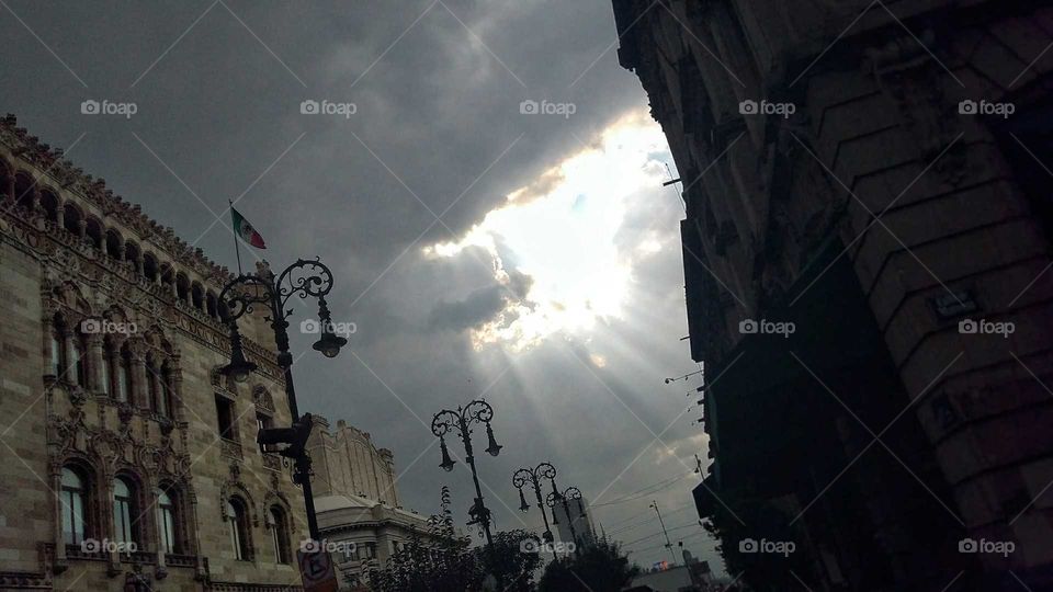 Esta foto fue tomada en el Zócalo de la Ciudad de México en el atardecer nublado. Esta foto fue tomada con un celular Motorola G4 play y retocada con el mismo.