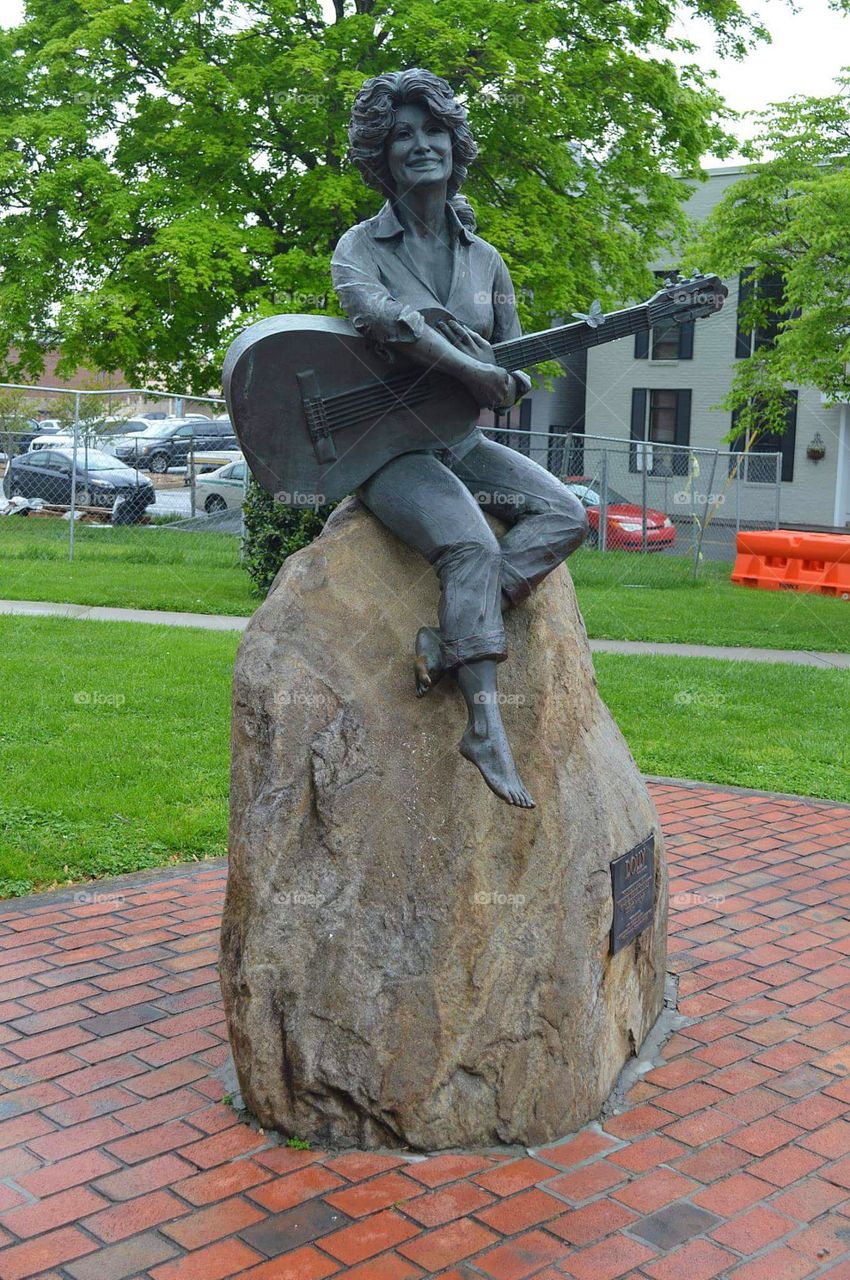 Dolly Parton statue