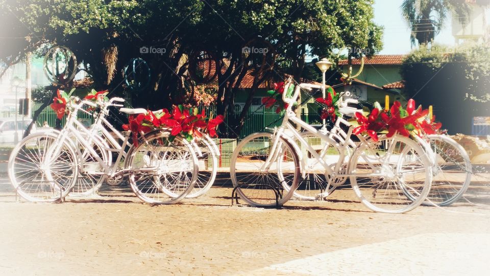 Bicicletas enfeitando comemoração de festividades do Natal na praça da cidade.