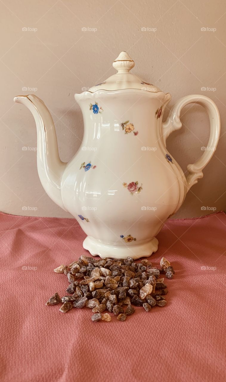 Teapot and German rock sugar 