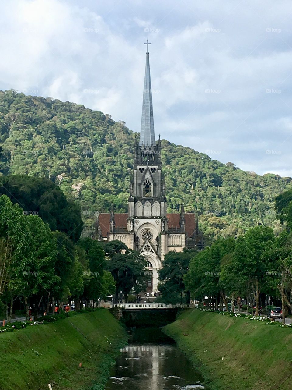 FOAP MISSIONS 🇺🇸 One of the coolest pictures of 2019 is here: St. Peter's Cathedral, overlooking the bottom of the Serra de Petrópolis in Rio de Janeiro! / 🇧🇷Uma foto legal de 19: a Catedral de São Pedro, com vista ao fundo da Serra de Petrópolis (RJ).