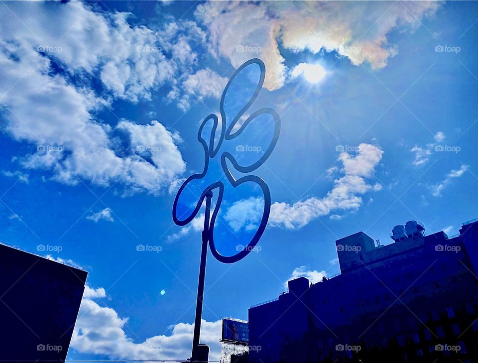 Last of the unusual art installations I saw attached to a fence in LIC, Queens while walking around near “Vernon Jackson Ave”. The multi pronged floral shape mounted on top of a pole also swivels when the wind blows at it. 2022. Hypnotic Productions
