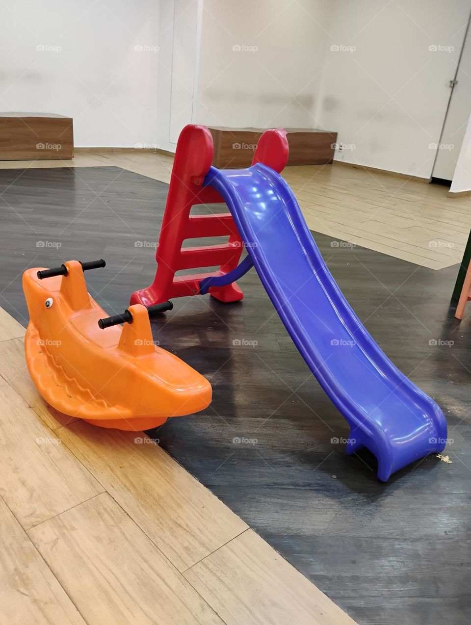 Playground infantil. Os parquinhos infantis são muito importantes, para o desenvolvimento das crianças, ajuda na coordenação motora, na socialização da criança e na percepção à sua volta.