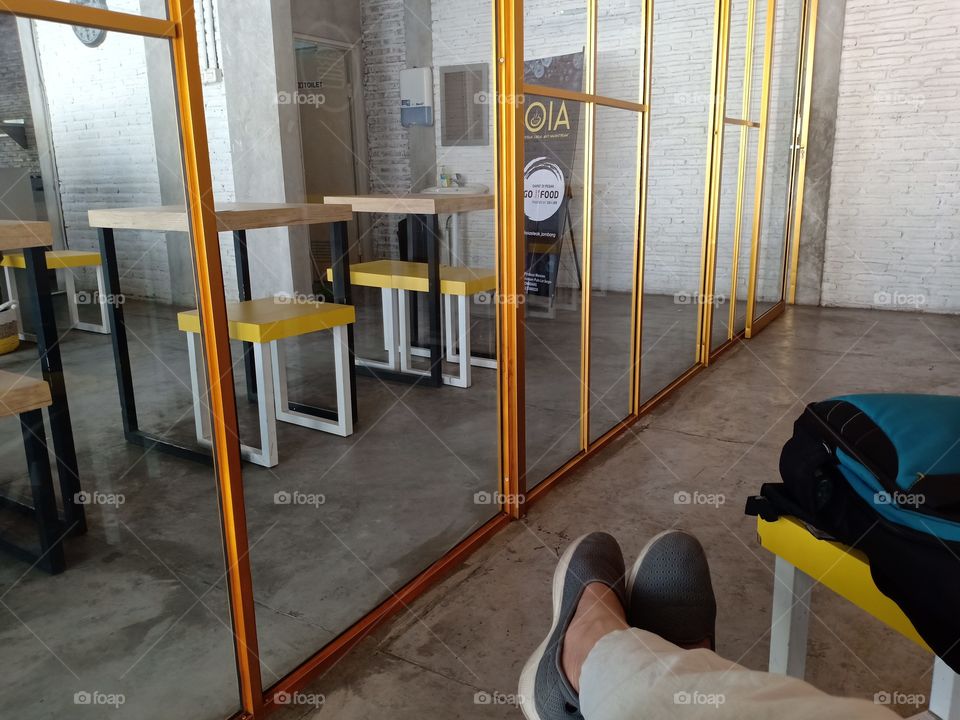 take a rest for a while at the restaurant.