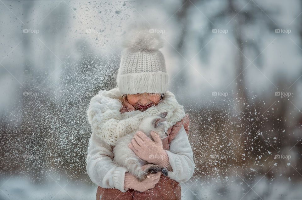 Little girl portrait with Tibet kitten at winter
