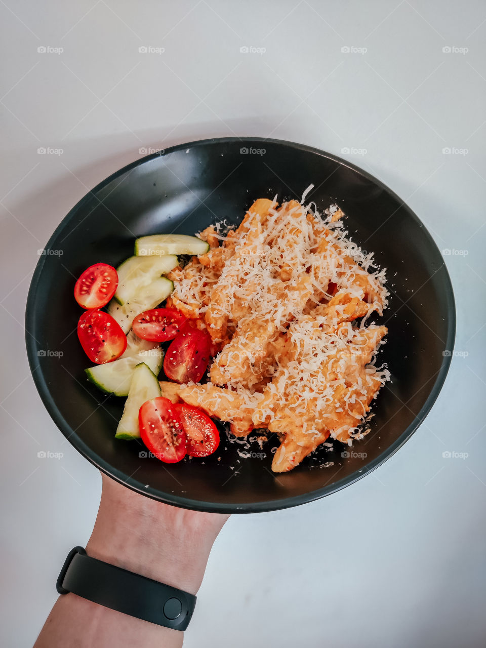 Paprika pasta with salad