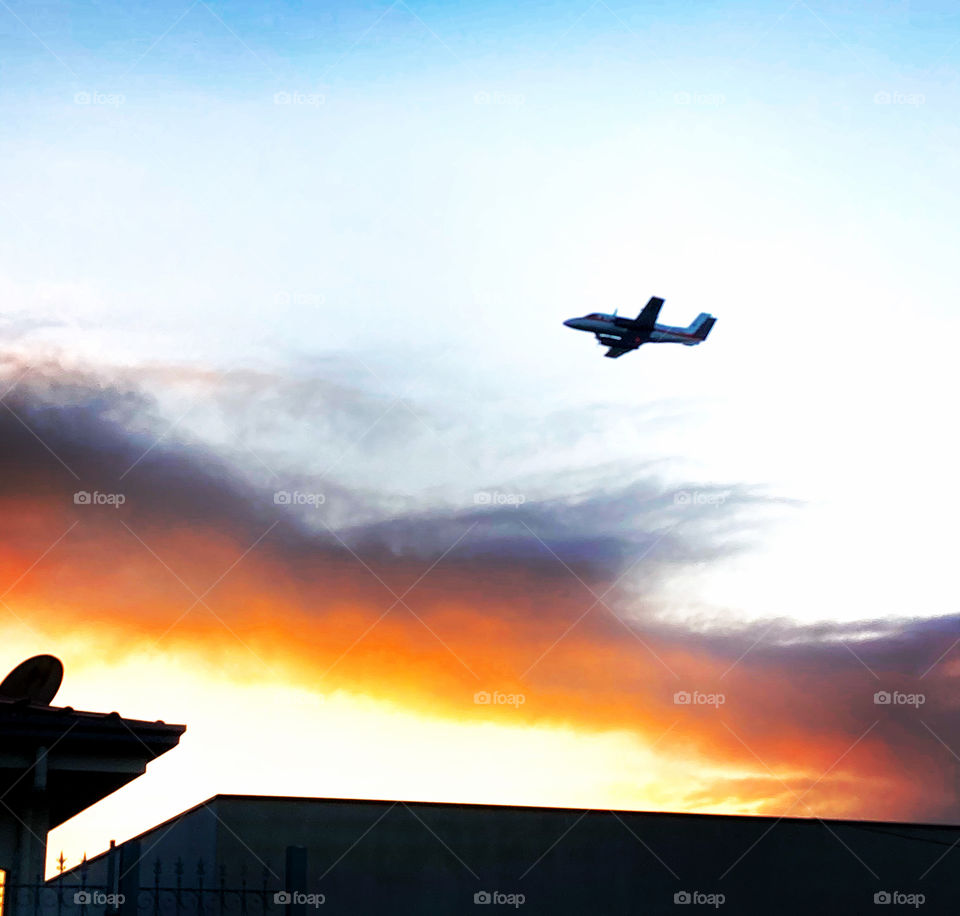 A plane crossing the sky in this beautiful landscape!  How can you not want to be on board and fly? / Um avião cruzando o céu nesta paisagem tão bonita! Como não desejar estar a bordo e voar?