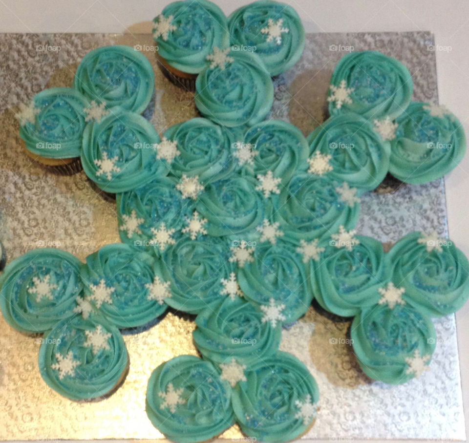 Frozen snowflake pull-apart cupcake cake 