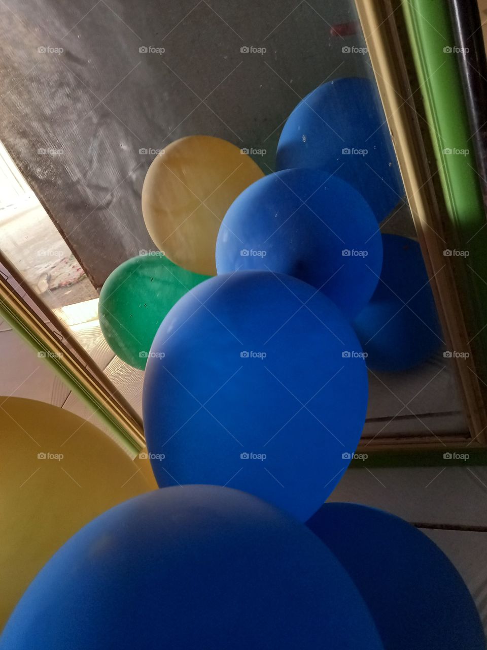 Balões refletido no espelho.