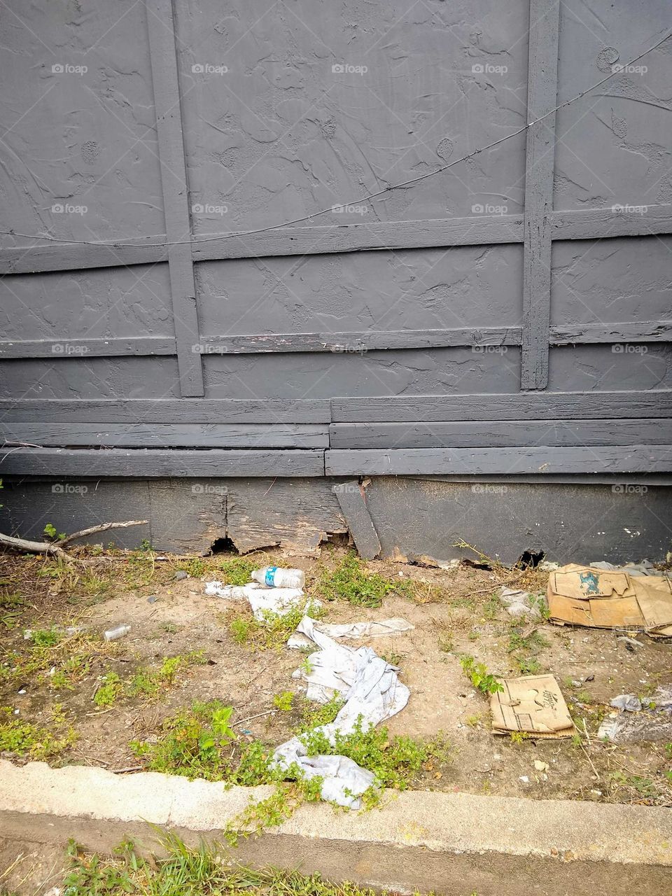 An abandoned building with signs of erosion 🏚️.