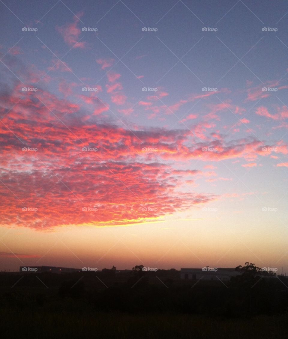 The contrast of the silhouette, added to the pink clouds, give a magical touch to the Brazilian sky! / O contraste da silhueta, somado às nuvens cor-de-rosa, dão um toque mágico no céu brasileiro!