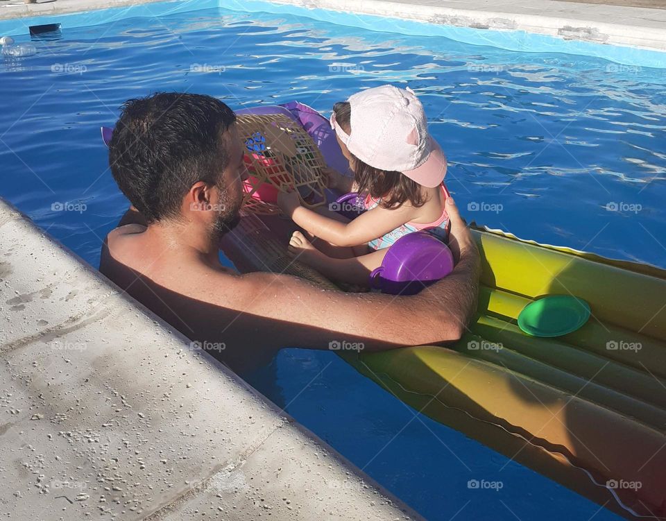 el padre con su hija disfrutando una tarde de verano