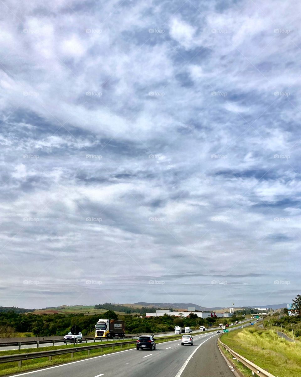 Que estradão. E que visão!

O céu é minha inspiração…

Para registrar a bonita paisagem, um click: