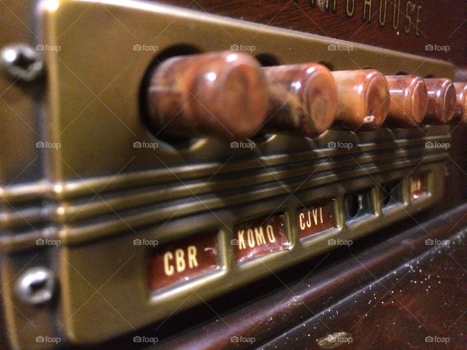 1940 console radio with pre program of stations by pressing these buttons. 