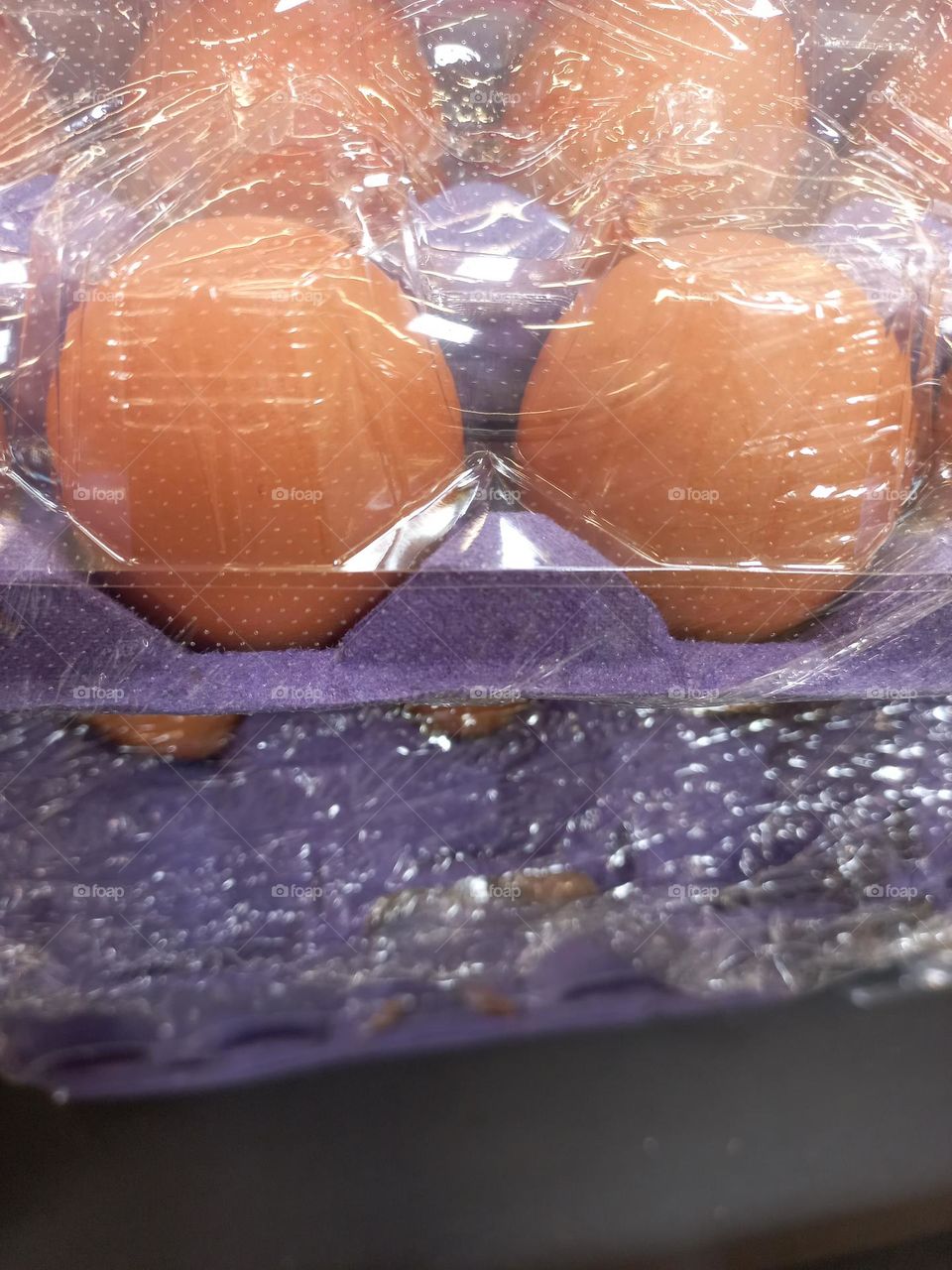 Ovos vermelhos. Os ovos vermelhos, são alimentos dr alto valor nutriticional. Ricos em proteínas e aminoácidos, vitaminas A, E, D e, vitaminas do complexo B, fósforo, cálcio, ferro e antioxidantes.