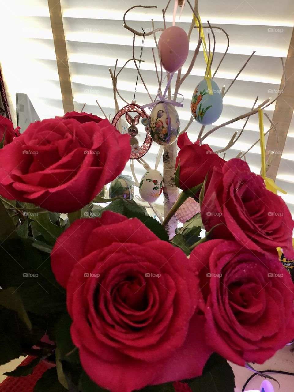 Easter decoration and bouquet of red roses 🌹