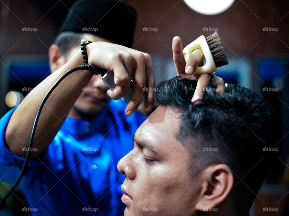 Having a haircut at a fruend’s hairsalon