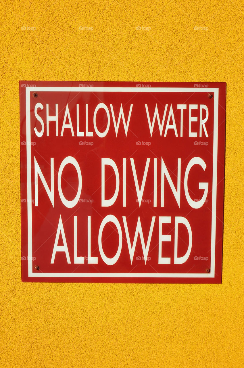 Warning sign. Shallow water no diving. 