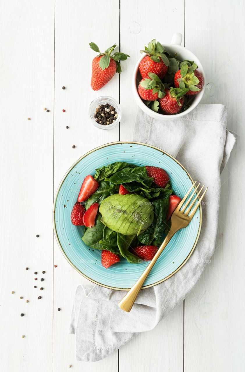 avocado strawberrt salad