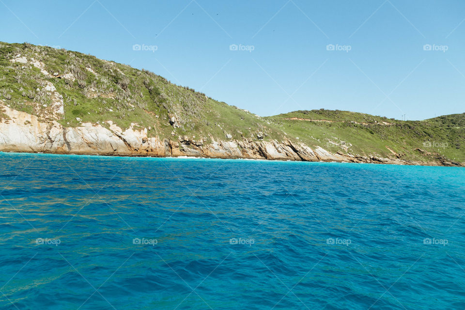 Praia com paisagem linda e fantástica no Brasil, na região do Lagos no Rio de Janeiro, em Arraial do Cabo. Uma ilha incrível de conhecer!