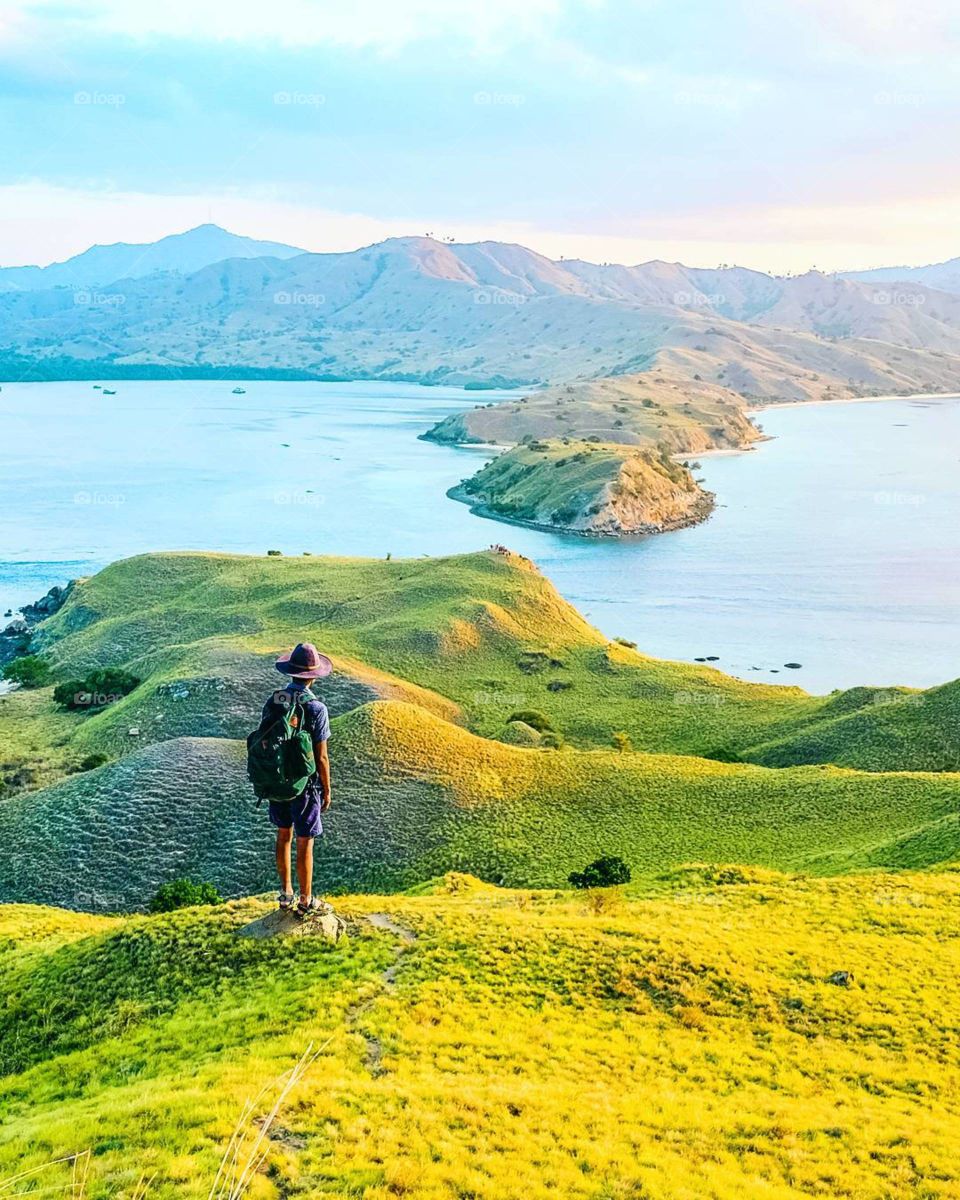 See the beauty of the sea that behitu broad in the island of komodo