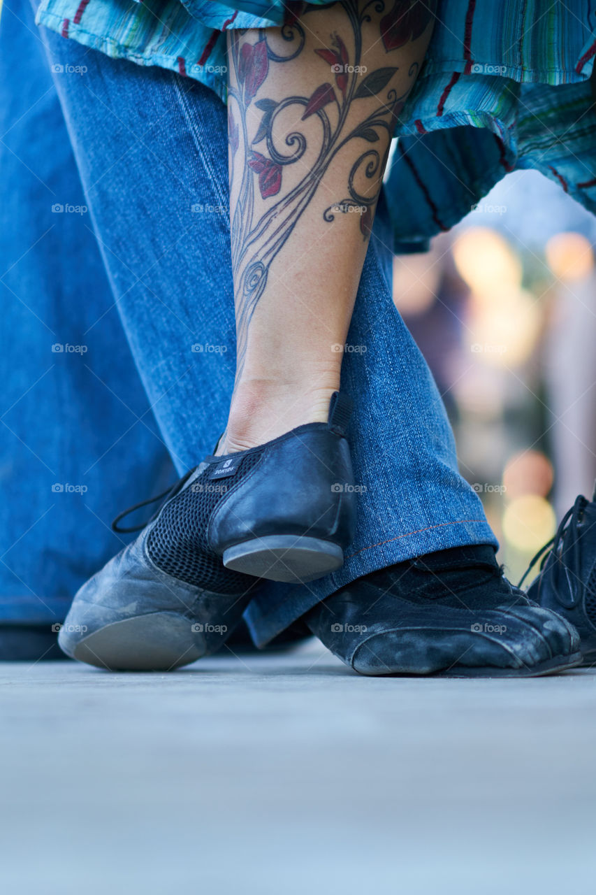 Tatuaje en la pierna de una mujer captado mientras bailaba tangos.